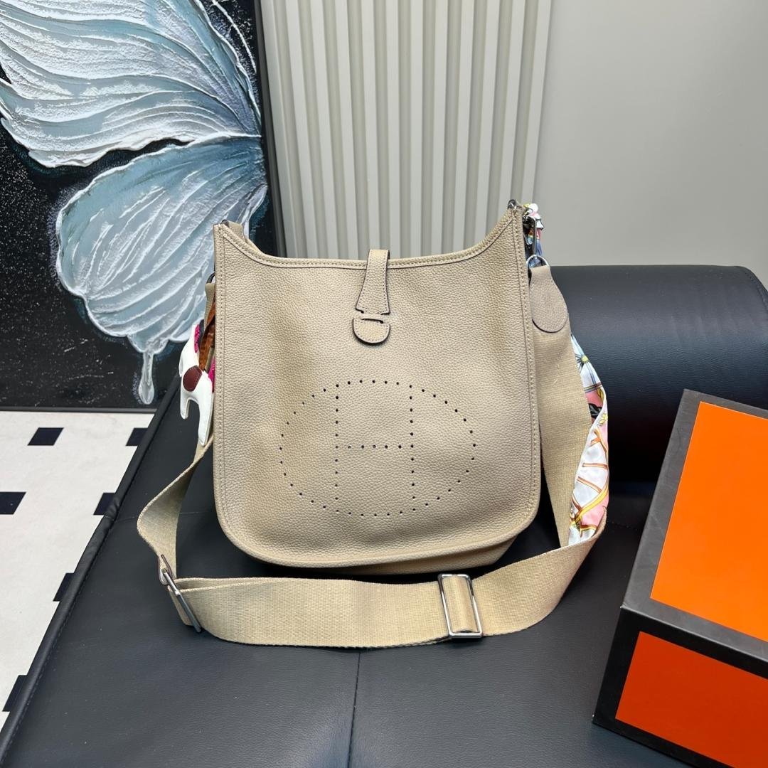 Evelyne 29 III in Taurillon Clemence Leather – Casual Elegance with French Heritage Spirit - 图片 6