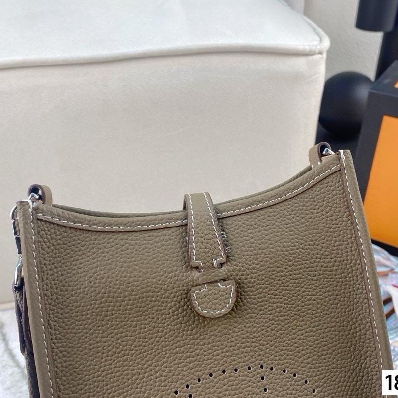 Evelyne TPM 18 in Taurillon Clemence Leather – Mini Crossbody with Iconic Ease - 图片 2