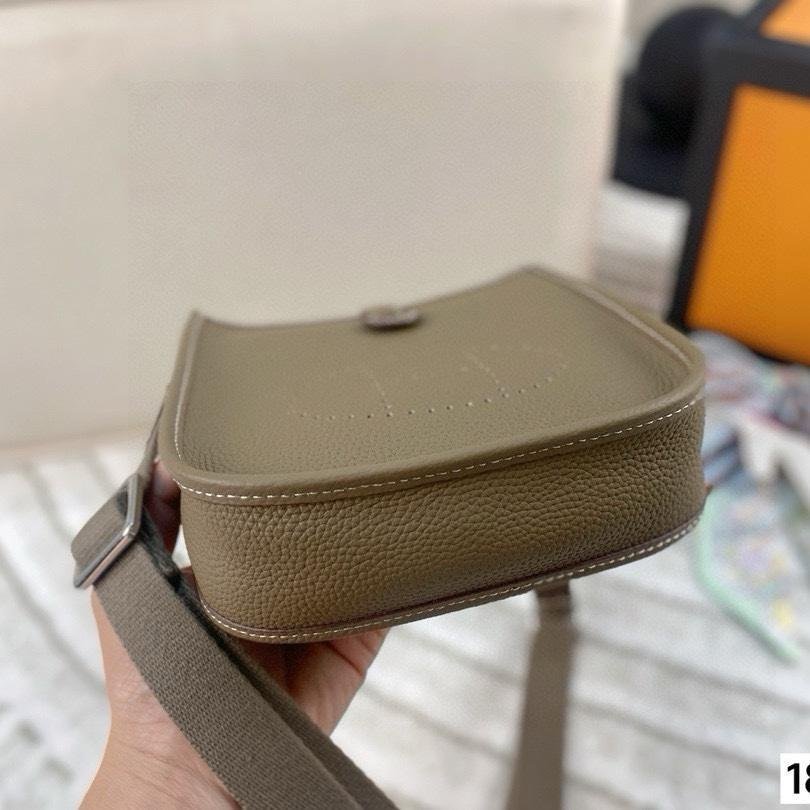 Evelyne TPM 18 in Taurillon Clemence Leather – Mini Crossbody with Iconic Ease - 图片 4