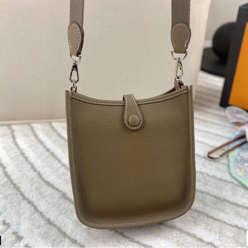 Evelyne TPM 18 in Taurillon Clemence Leather – Mini Crossbody with Iconic Ease - 图片 5