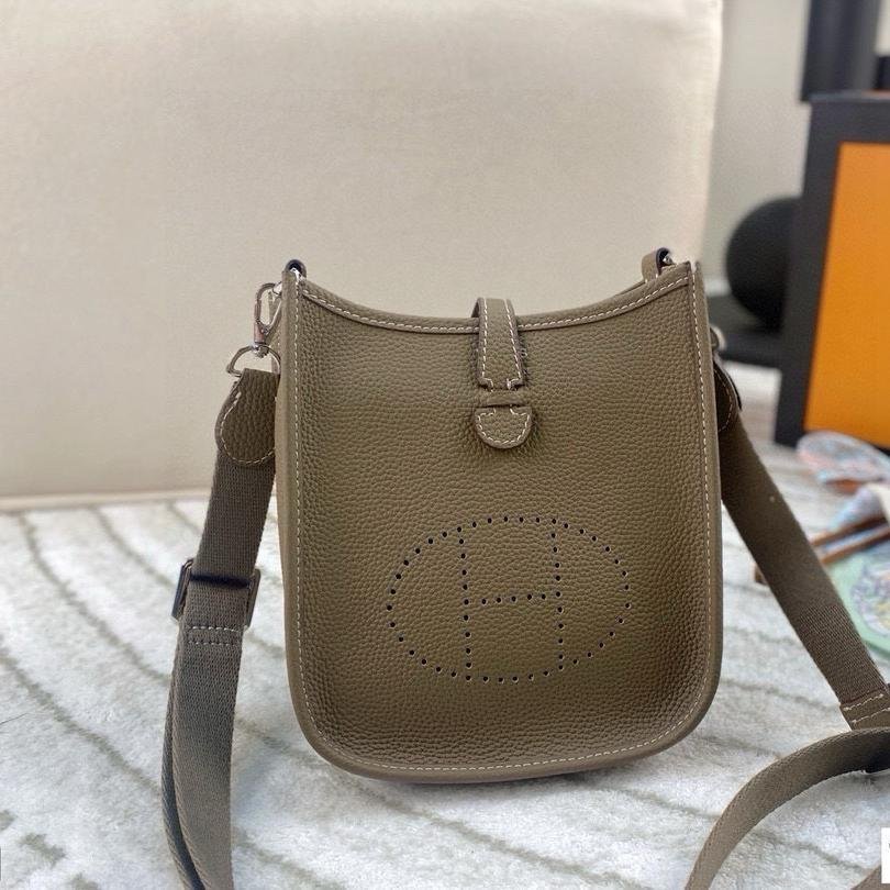 Evelyne TPM 18 in Taurillon Clemence Leather – Mini Crossbody with Iconic Ease - 图片 6