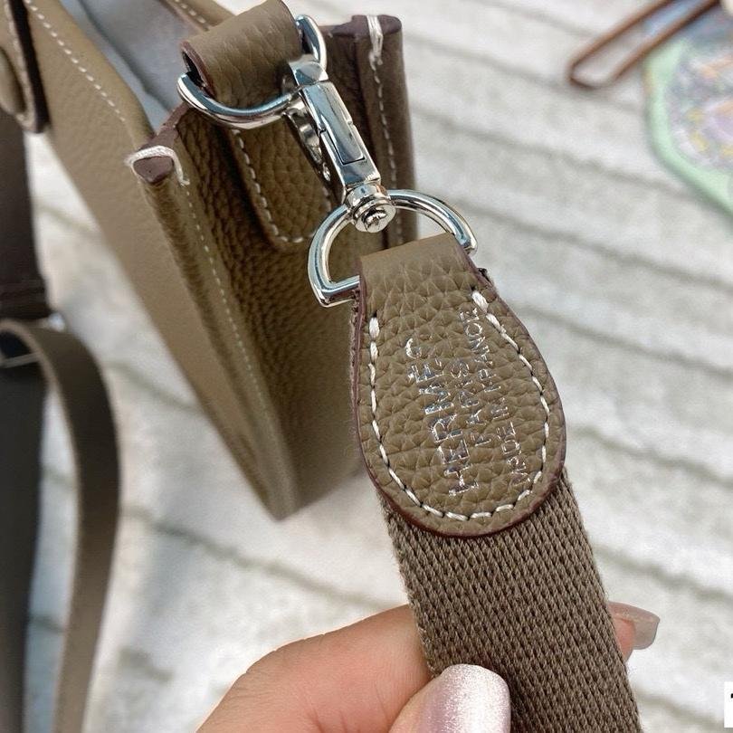 Evelyne TPM 18 in Taurillon Clemence Leather – Mini Crossbody with Iconic Ease - 图片 8