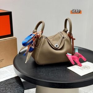 Lindy 18 & 26 in Taurillon Clemence Leather with Palladium Hardware – Relaxed Luxury for Effortless Living