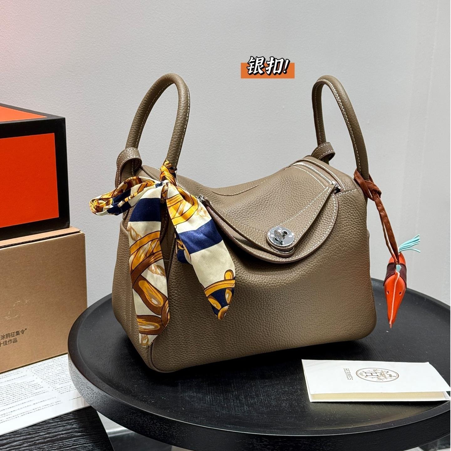 Lindy 18 & 26 in Taurillon Clemence Leather with Palladium Hardware – Relaxed Luxury for Effortless Living - 图片 2