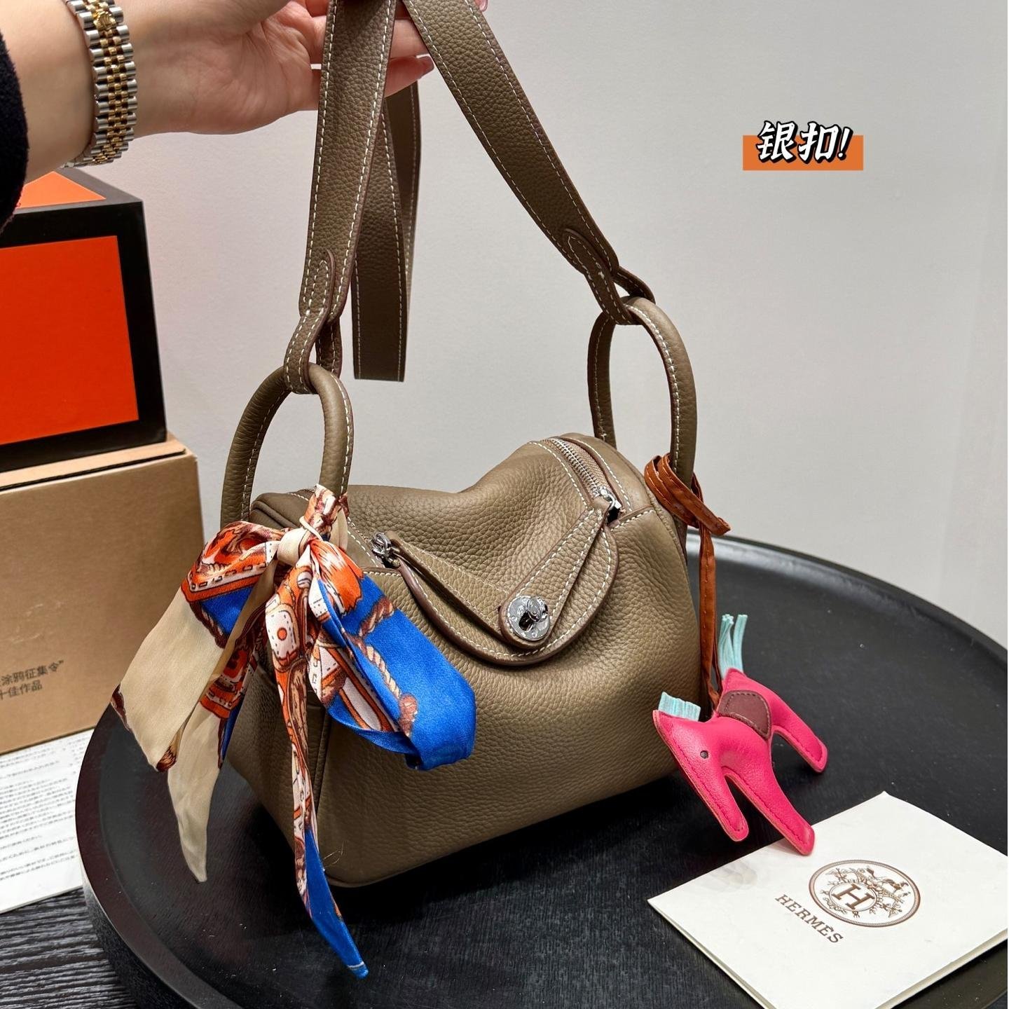 Lindy 18 & 26 in Taurillon Clemence Leather with Palladium Hardware – Relaxed Luxury for Effortless Living - 图片 3