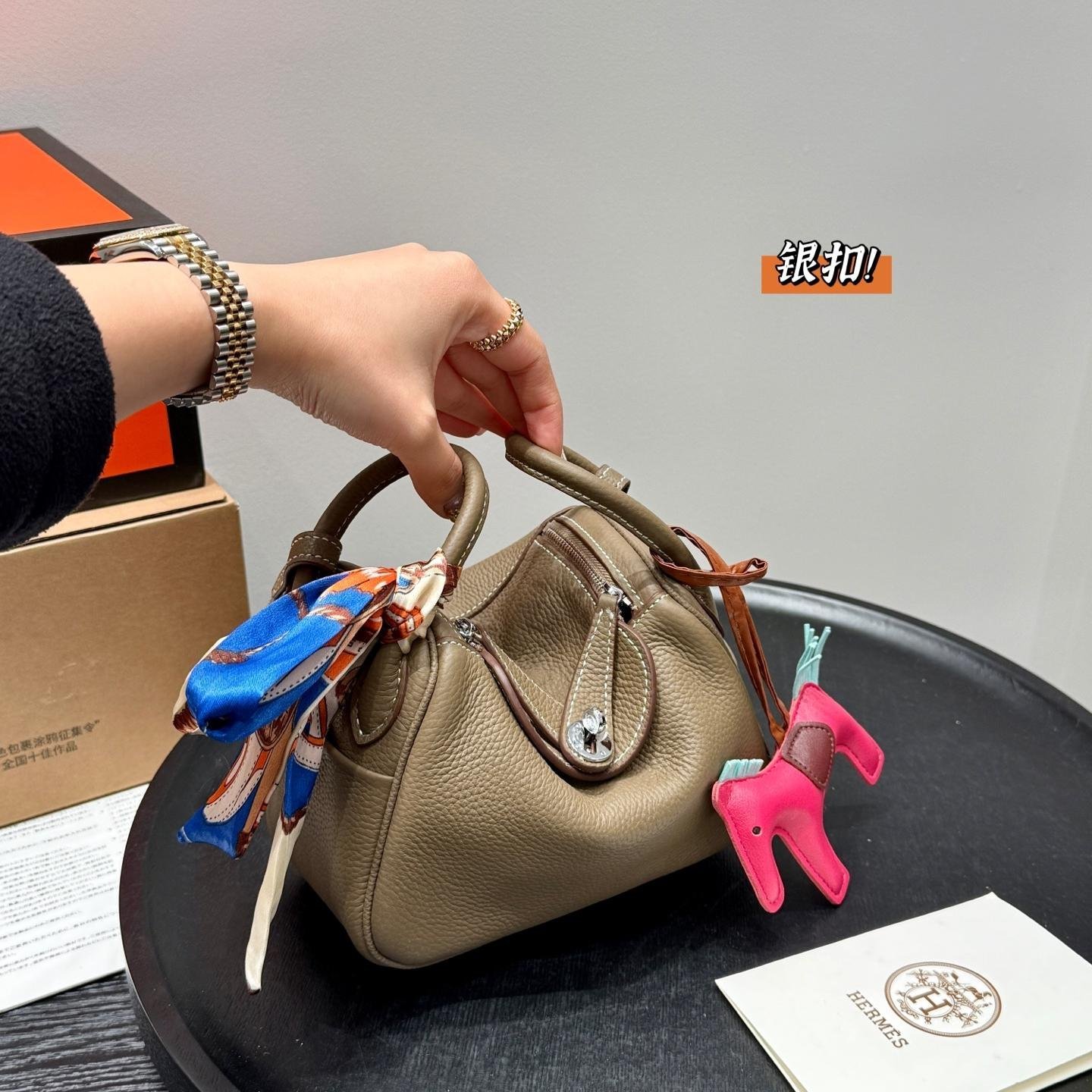 Lindy 18 & 26 in Taurillon Clemence Leather with Palladium Hardware – Relaxed Luxury for Effortless Living - 图片 4