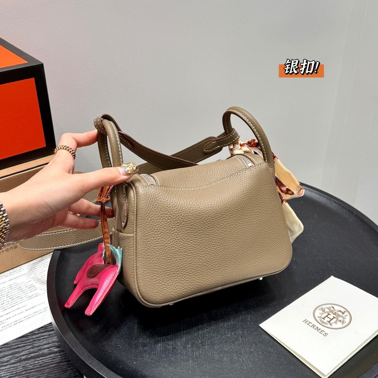 Lindy 18 & 26 in Taurillon Clemence Leather with Palladium Hardware – Relaxed Luxury for Effortless Living - 图片 6