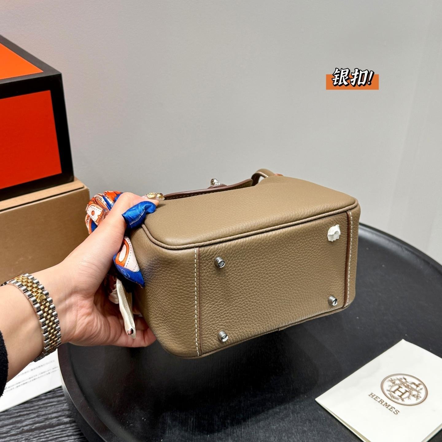 Lindy 18 & 26 in Taurillon Clemence Leather with Palladium Hardware – Relaxed Luxury for Effortless Living - 图片 7