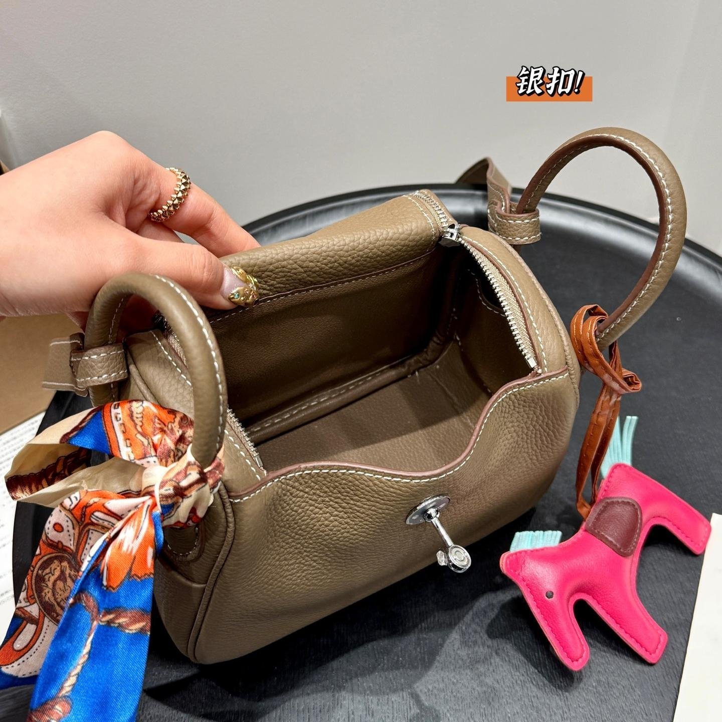 Lindy 18 & 26 in Taurillon Clemence Leather with Palladium Hardware – Relaxed Luxury for Effortless Living - 图片 8
