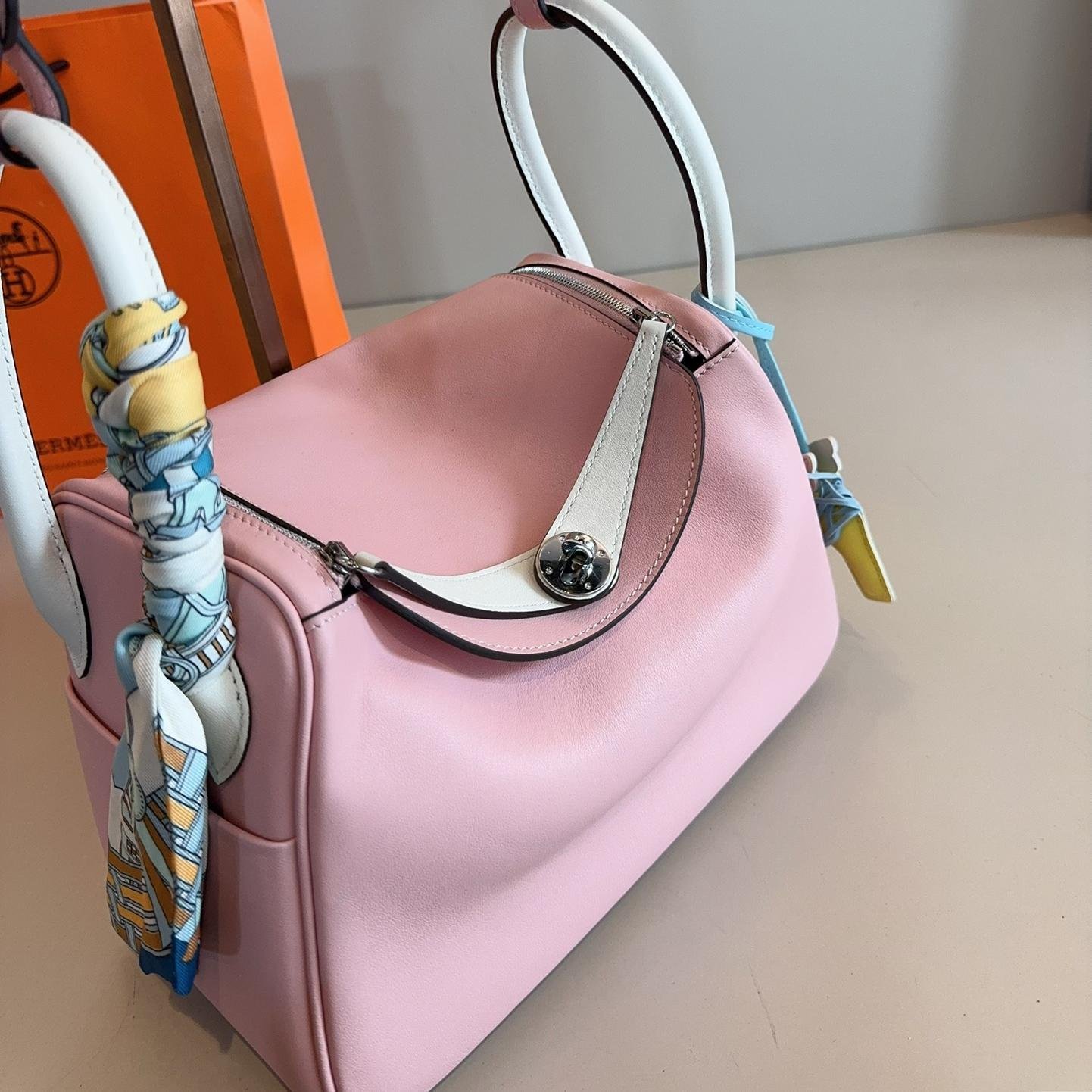 Lindy 26 in Smooth Calfskin – Soft Elegance Meets Everyday Ease - 图片 3