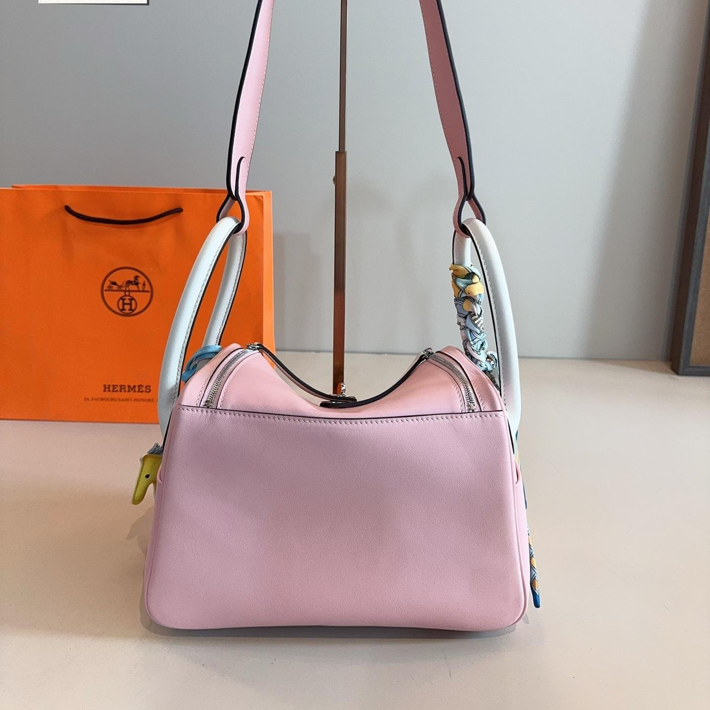 Lindy 26 in Smooth Calfskin – Soft Elegance Meets Everyday Ease - 图片 4