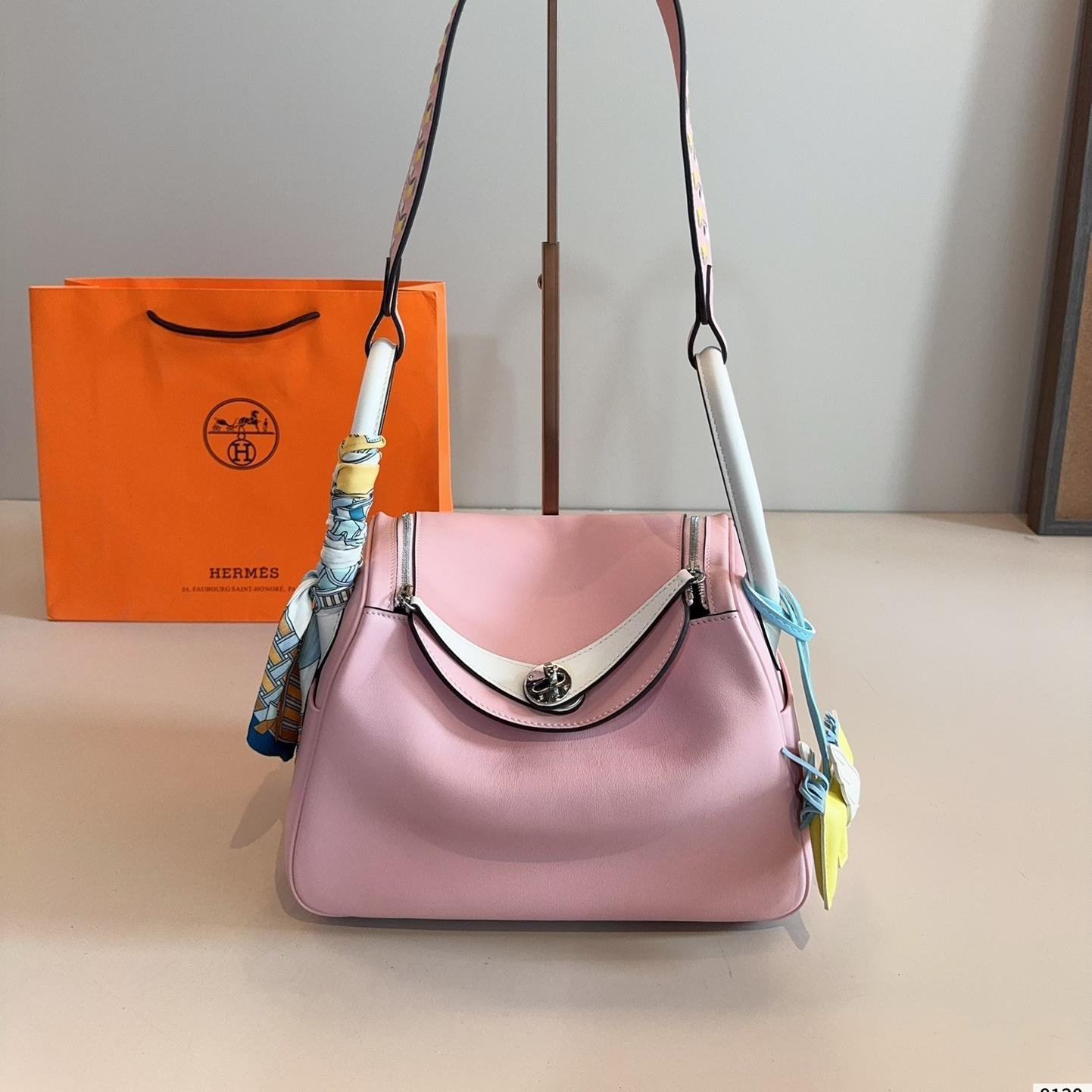 Lindy 26 in Smooth Calfskin – Soft Elegance Meets Everyday Ease - 图片 5
