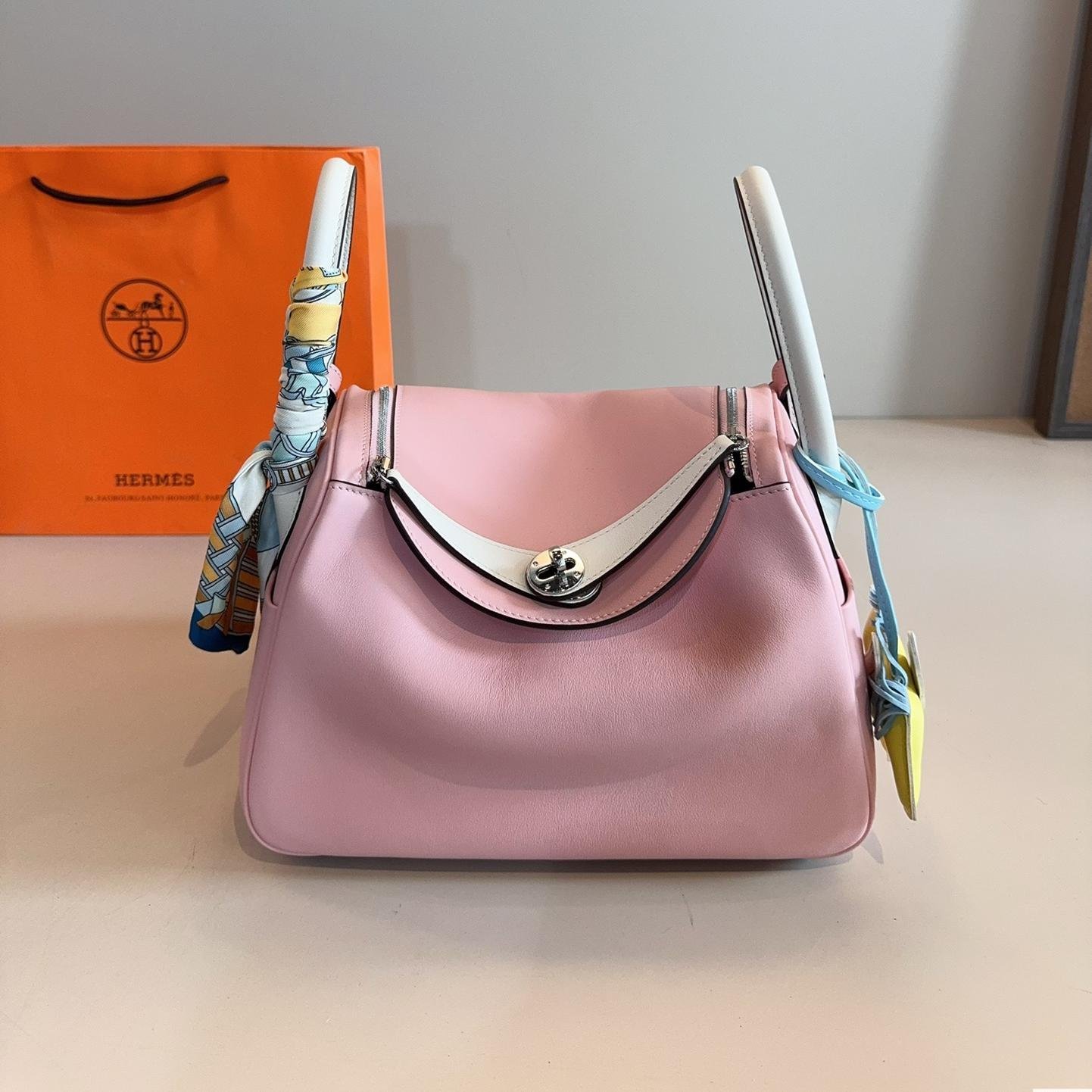 Lindy 26 in Smooth Calfskin – Soft Elegance Meets Everyday Ease - 图片 8