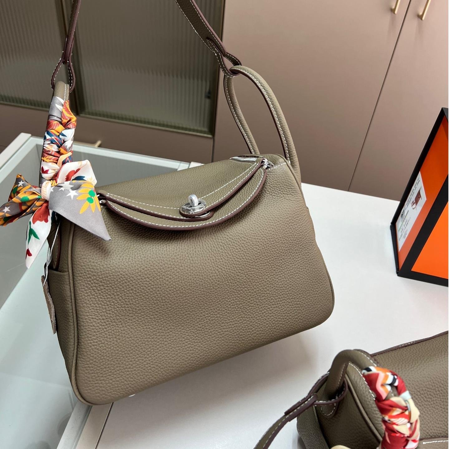 Lindy 19 & 26 in Taurillon Clemence Leather – Convertible Elegance for Every Moment