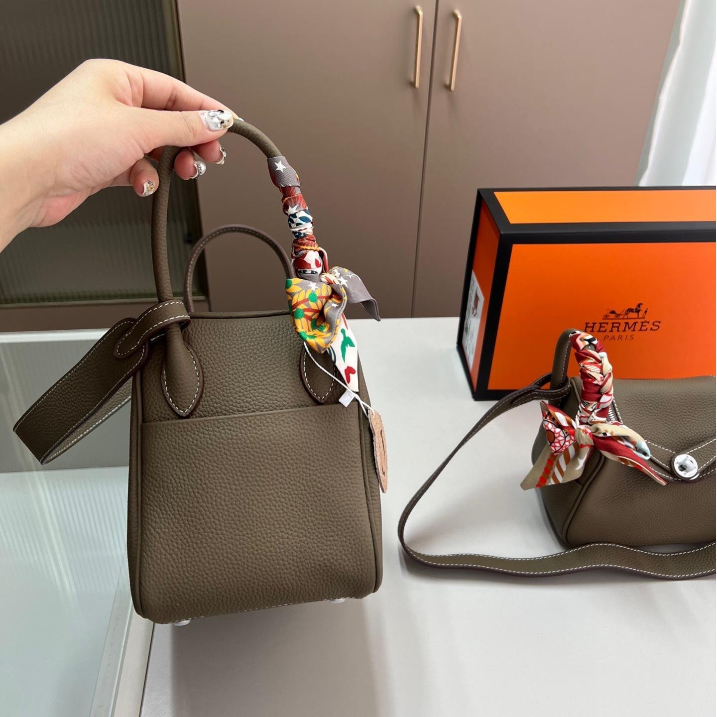 Lindy 19 & 26 in Taurillon Clemence Leather – Convertible Elegance for Every Moment - 图片 2