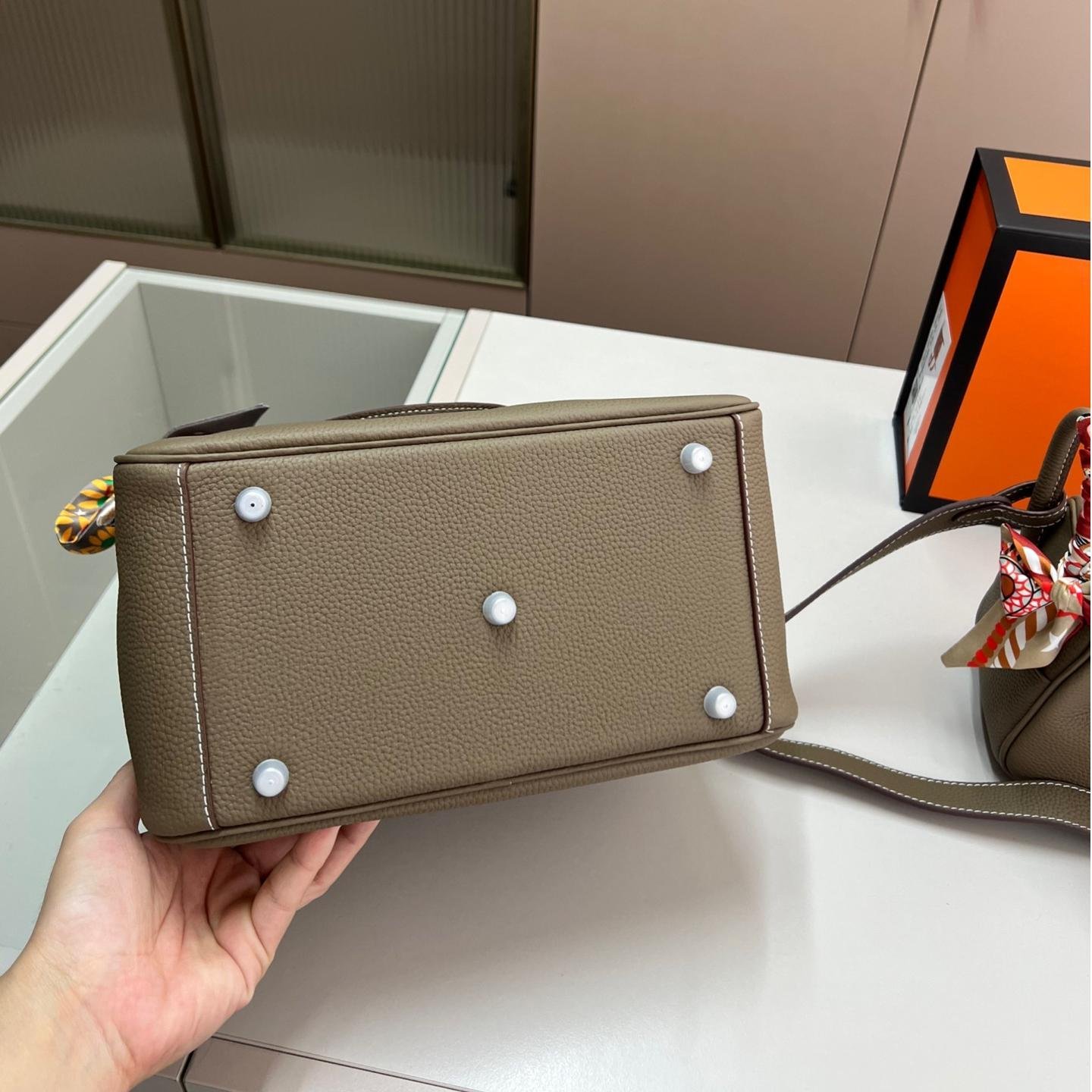 Lindy 19 & 26 in Taurillon Clemence Leather – Convertible Elegance for Every Moment - 图片 3