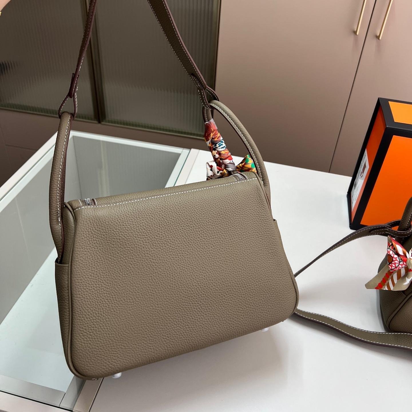 Lindy 19 & 26 in Taurillon Clemence Leather – Convertible Elegance for Every Moment - 图片 4
