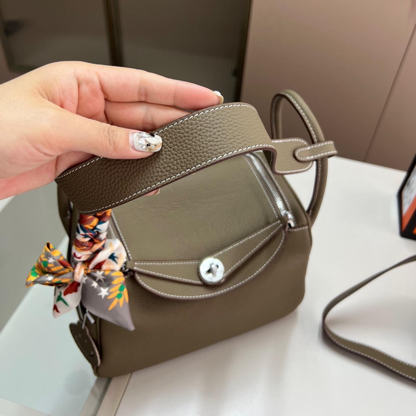 Lindy 19 & 26 in Taurillon Clemence Leather – Convertible Elegance for Every Moment - 图片 5