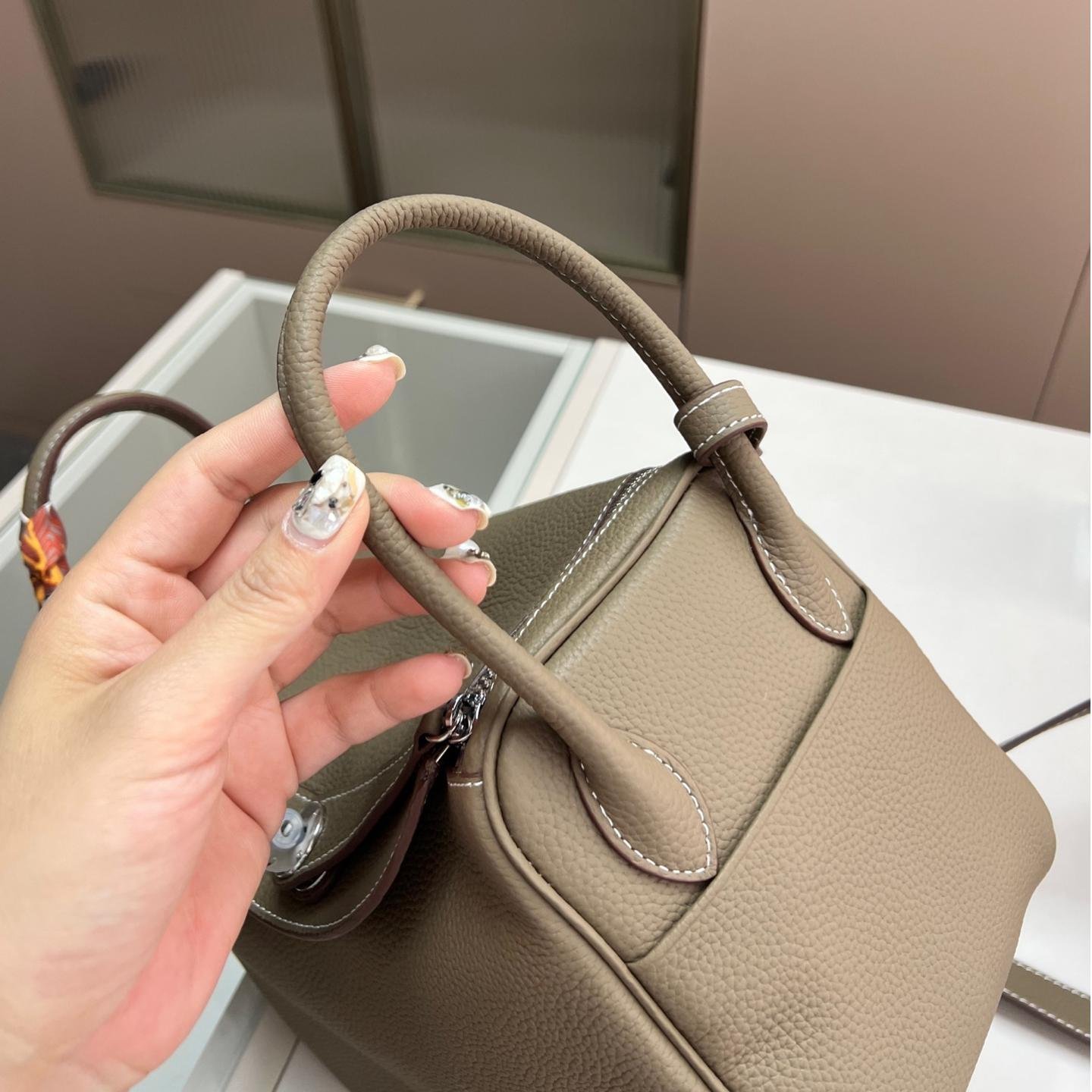 Lindy 19 & 26 in Taurillon Clemence Leather – Convertible Elegance for Every Moment - 图片 6