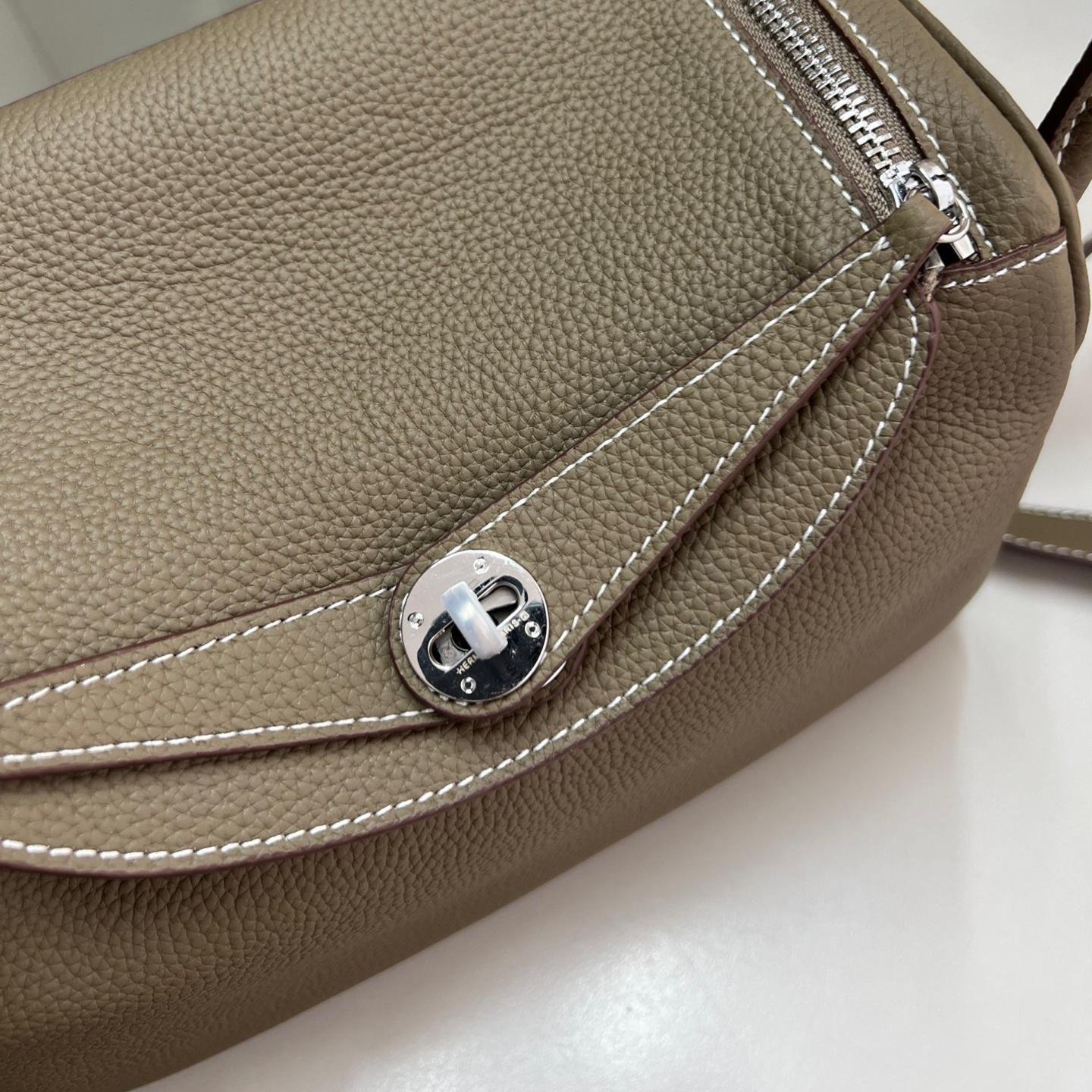 Lindy 19 & 26 in Taurillon Clemence Leather – Convertible Elegance for Every Moment - 图片 7
