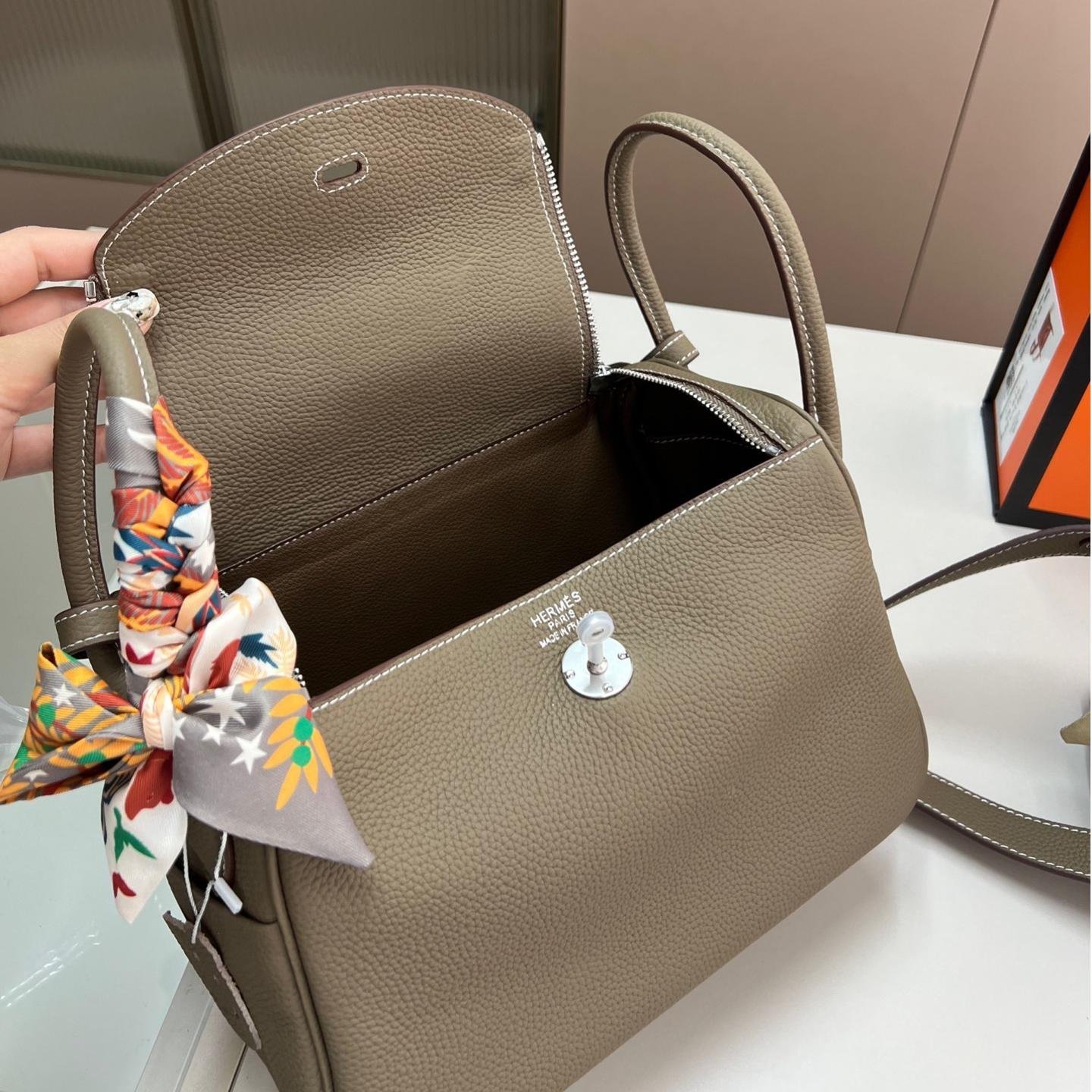 Lindy 19 & 26 in Taurillon Clemence Leather – Convertible Elegance for Every Moment - 图片 8