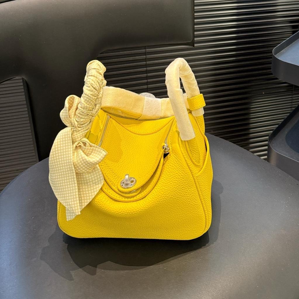 Lindy 19 & 26 in Lemon Yellow Clemence Leather – Youthful Utility with Parisian Ease - 图片 3