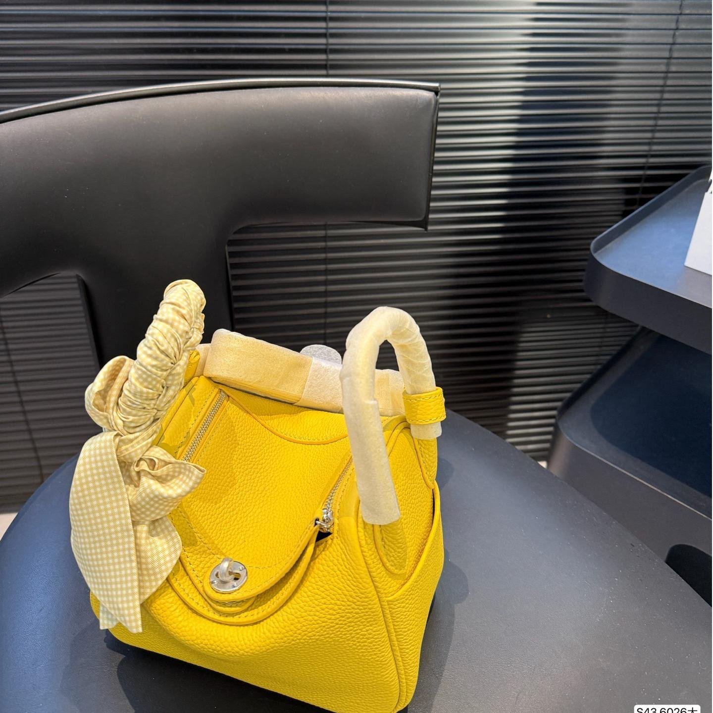 Lindy 19 & 26 in Lemon Yellow Clemence Leather – Youthful Utility with Parisian Ease - 图片 4