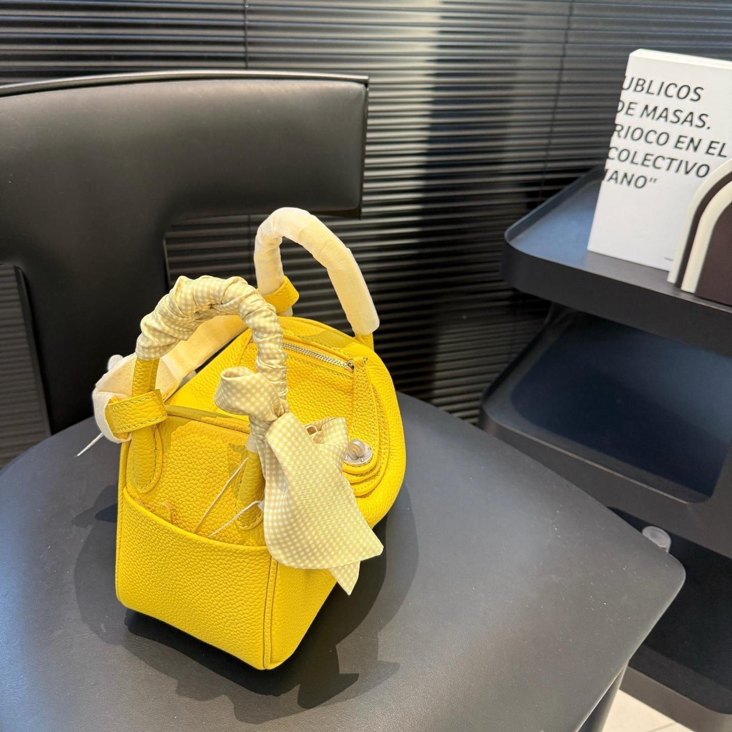 Lindy 19 & 26 in Lemon Yellow Clemence Leather – Youthful Utility with Parisian Ease - 图片 5