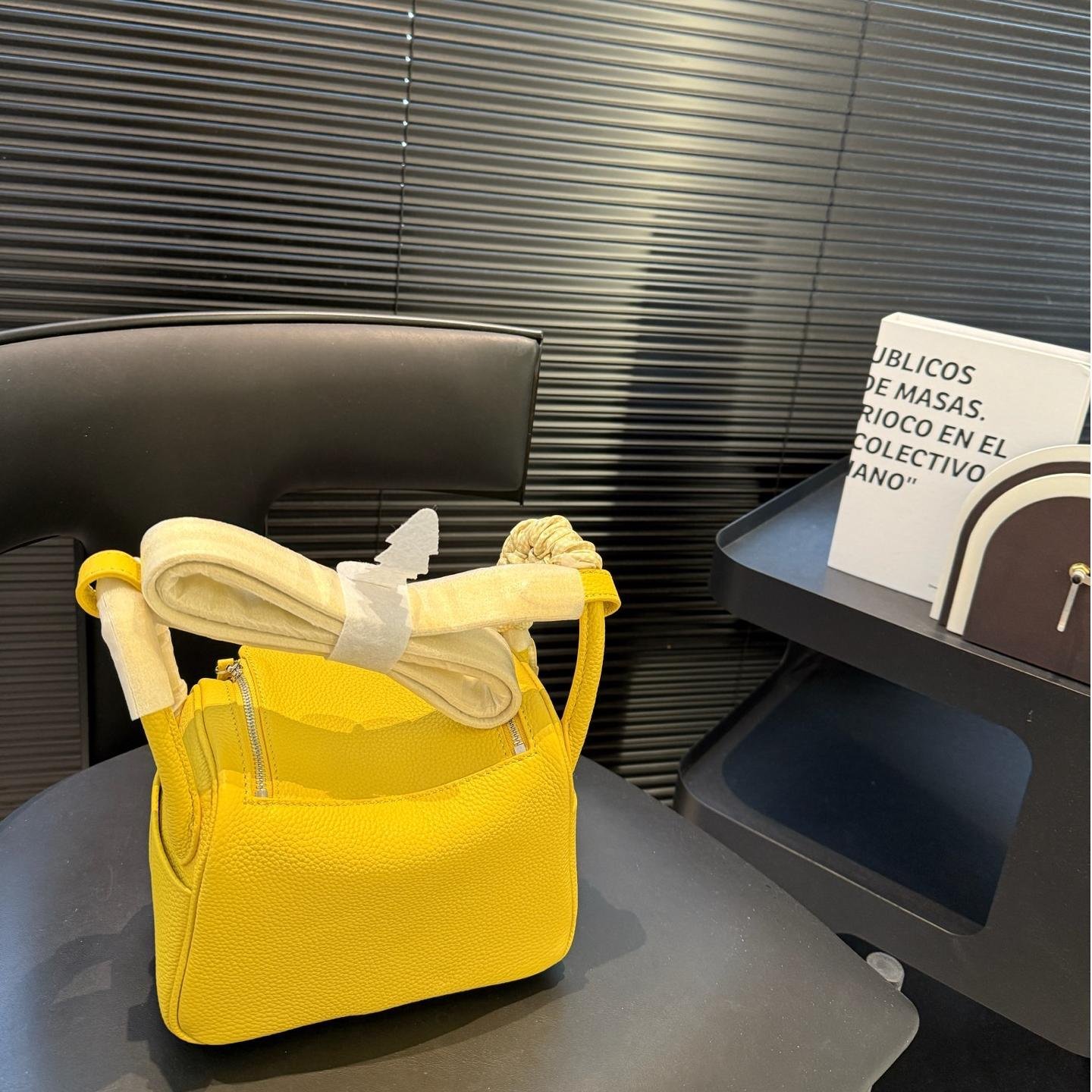 Lindy 19 & 26 in Lemon Yellow Clemence Leather – Youthful Utility with Parisian Ease - 图片 7