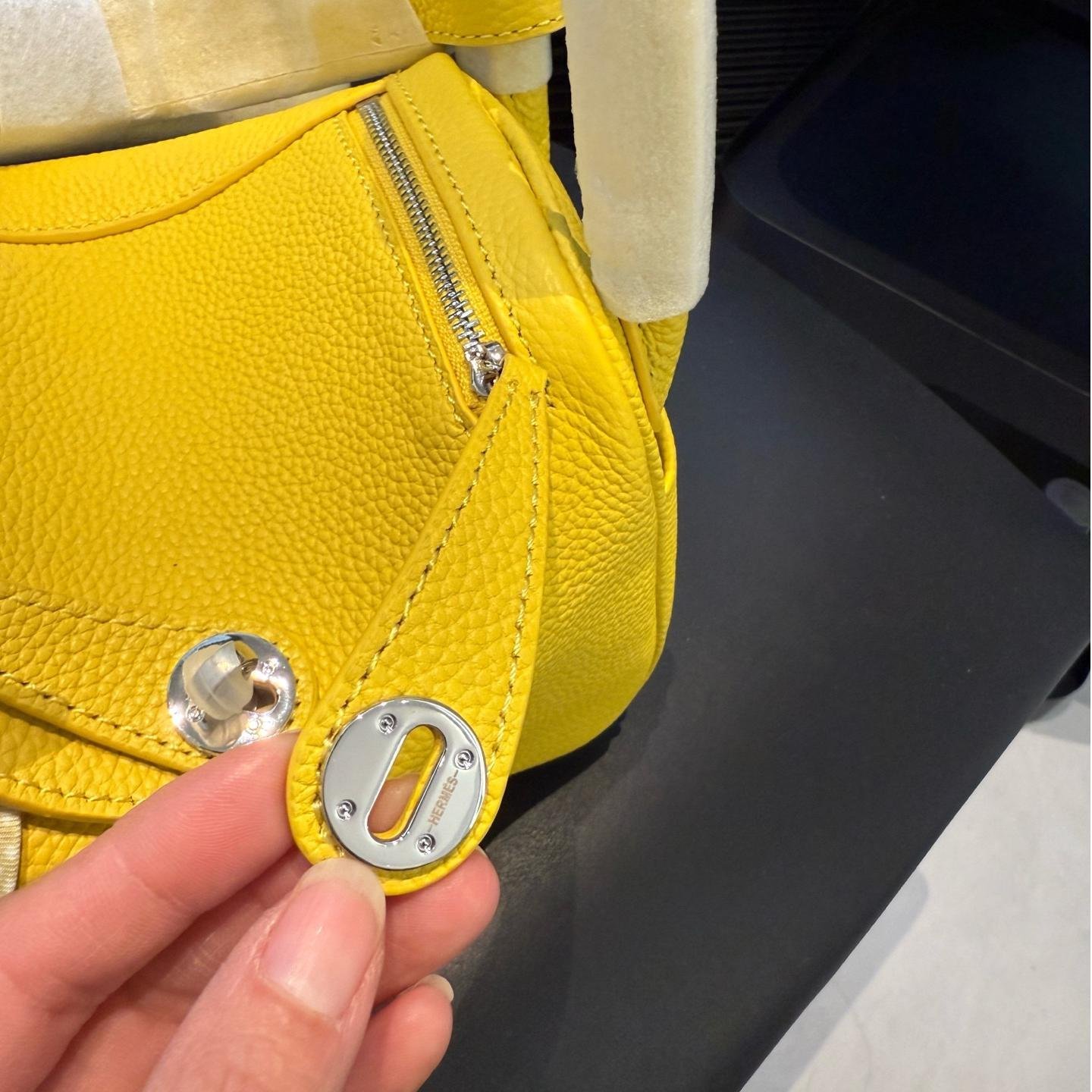 Lindy 19 & 26 in Lemon Yellow Clemence Leather – Youthful Utility with Parisian Ease - 图片 8