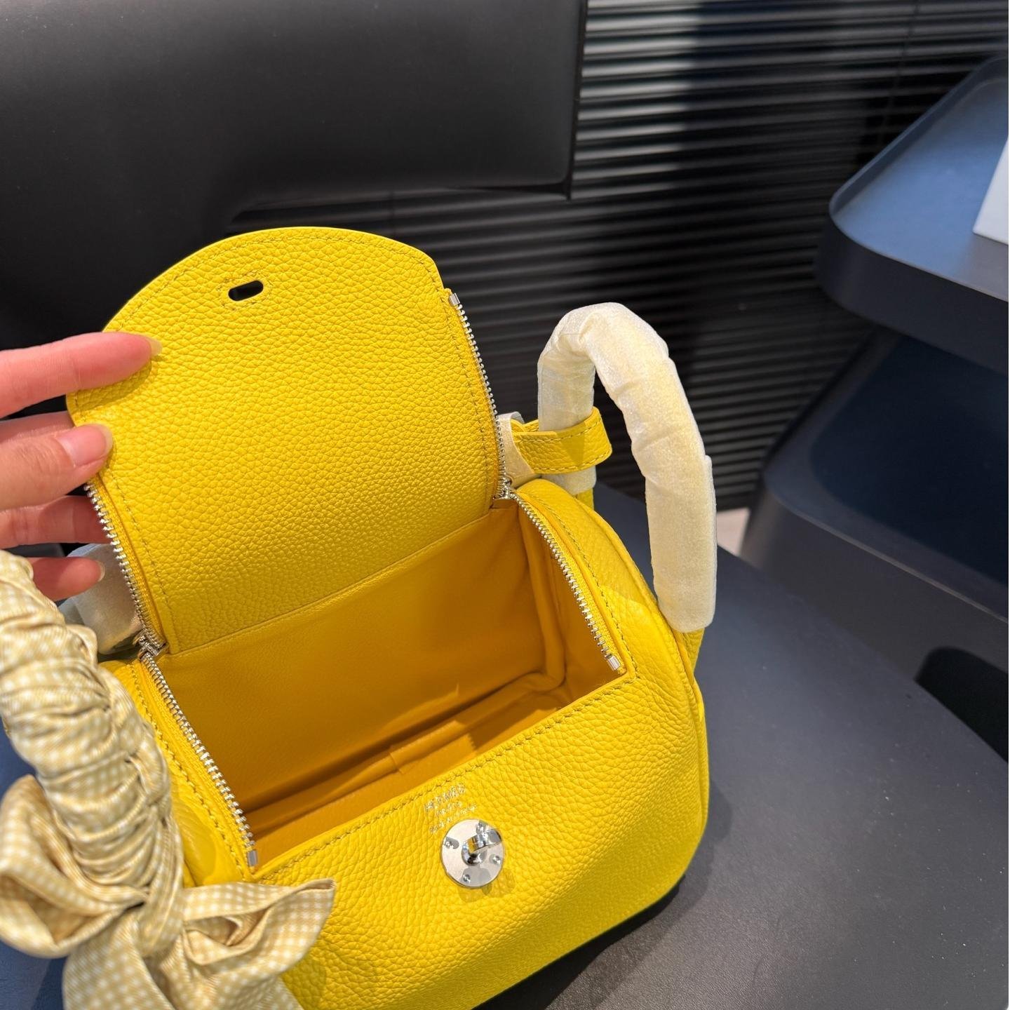 Lindy 19 & 26 in Lemon Yellow Clemence Leather – Youthful Utility with Parisian Ease - 图片 9