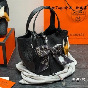 Hermès Picotin Lock 18 in Black Togo Calfskin Leather