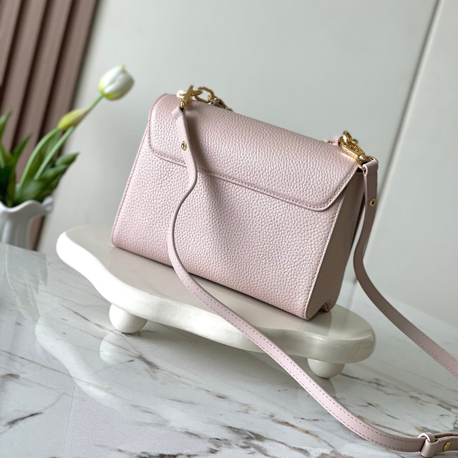 Twist Grained Calfskin Shoulder Bag in Blush Pink with Gold Hardware, 23cm Elegant Edition - 图片 3