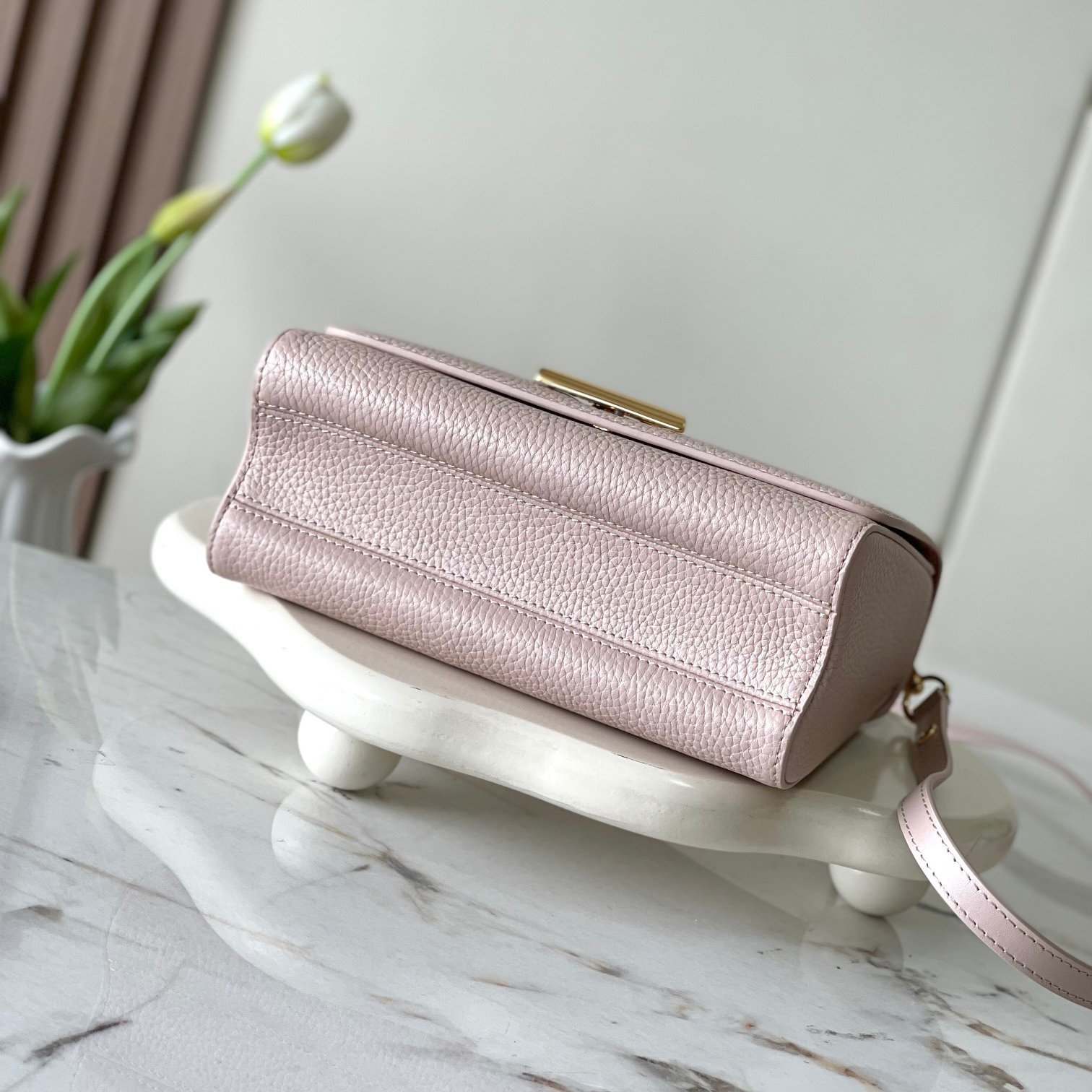 Twist Grained Calfskin Shoulder Bag in Blush Pink with Gold Hardware, 23cm Elegant Edition - 图片 4