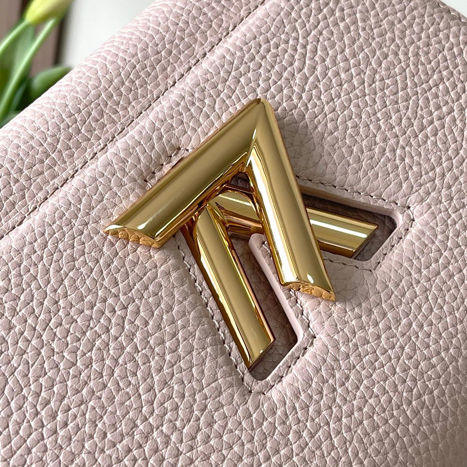 Twist Grained Calfskin Shoulder Bag in Blush Pink with Gold Hardware, 23cm Elegant Edition - 图片 5