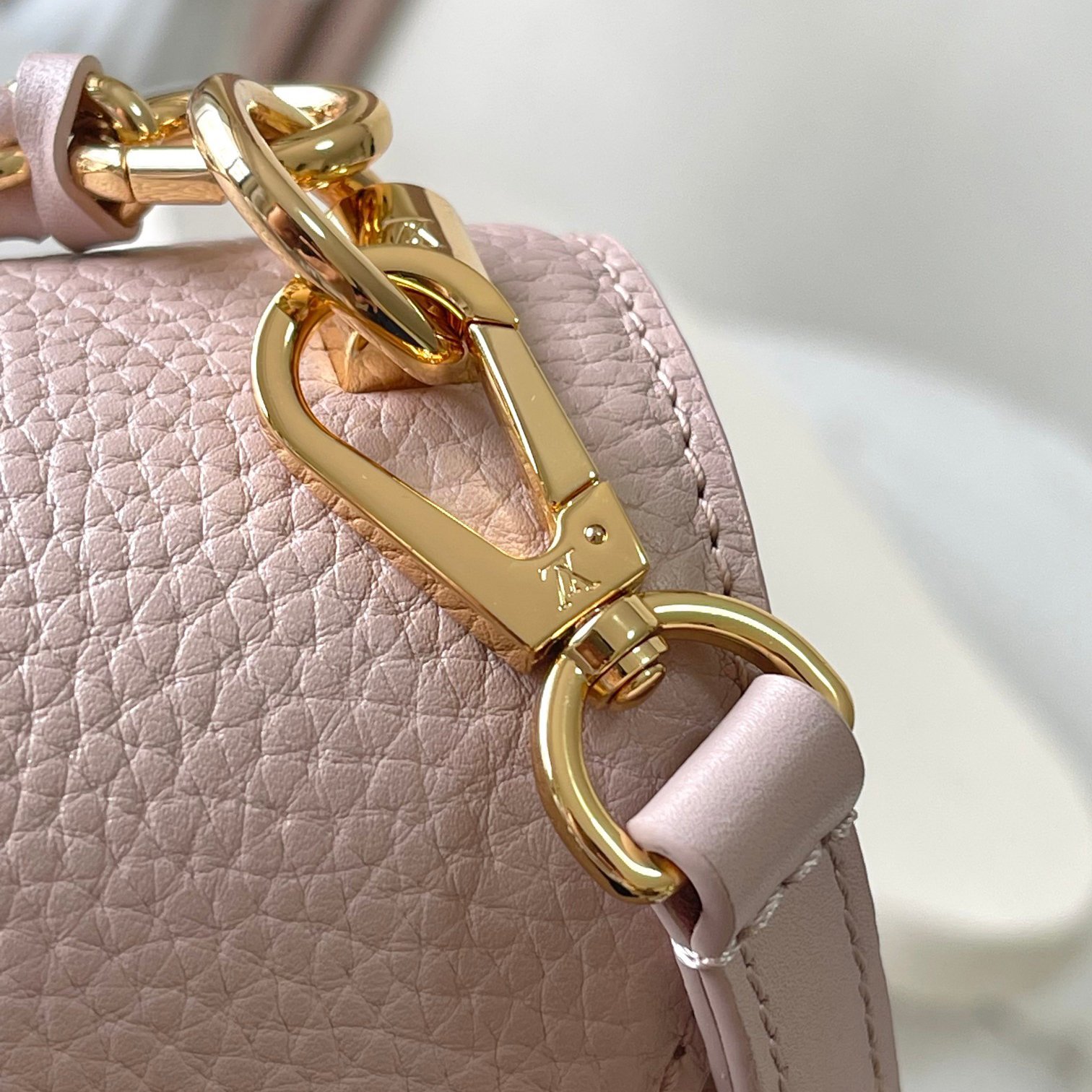 Twist Grained Calfskin Shoulder Bag in Blush Pink with Gold Hardware, 23cm Elegant Edition - 图片 6
