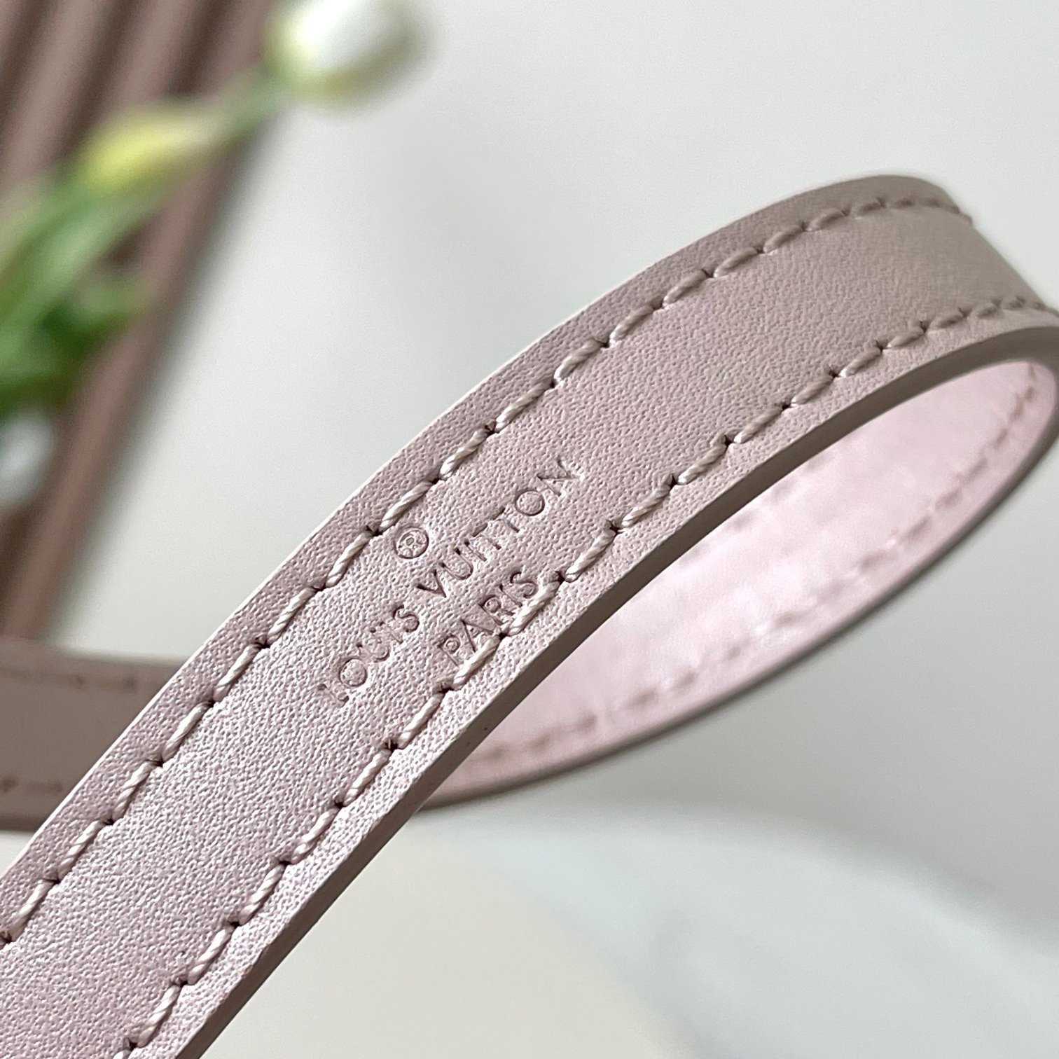 Twist Grained Calfskin Shoulder Bag in Blush Pink with Gold Hardware, 23cm Elegant Edition - 图片 7