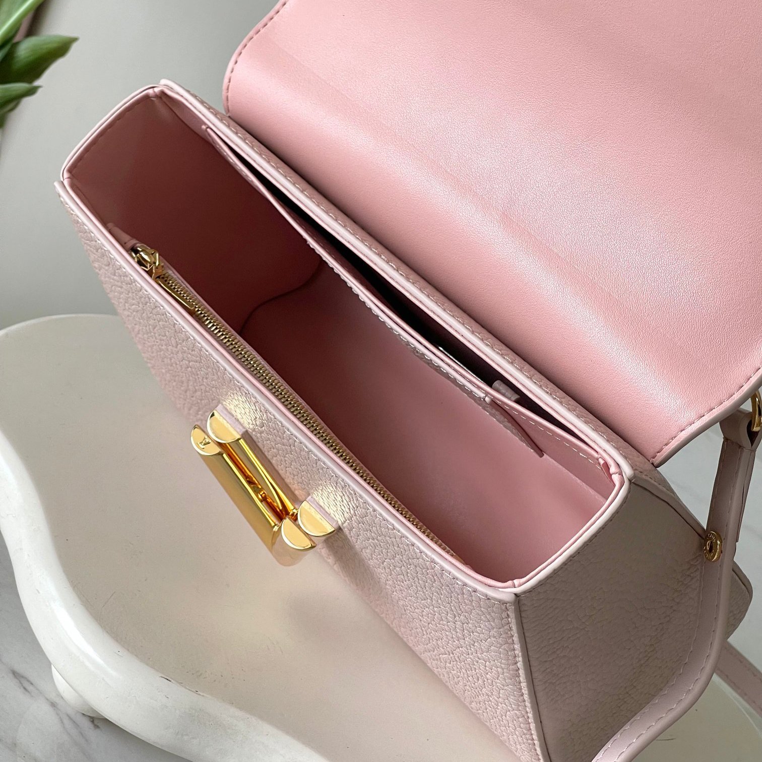 Twist Grained Calfskin Shoulder Bag in Blush Pink with Gold Hardware, 23cm Elegant Edition - 图片 8