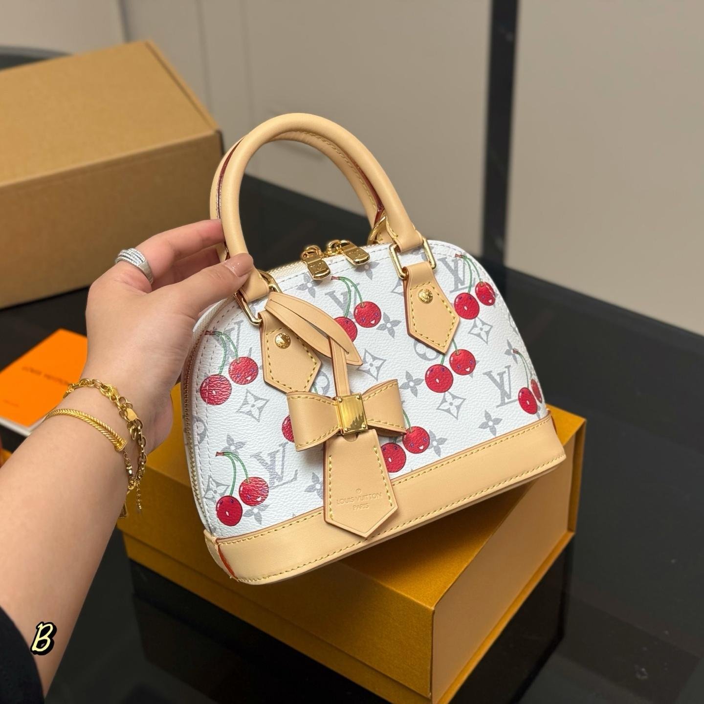 LV Alma Cherry Monogram Leather Handbag – 25cm Shell Bag - 图片 2