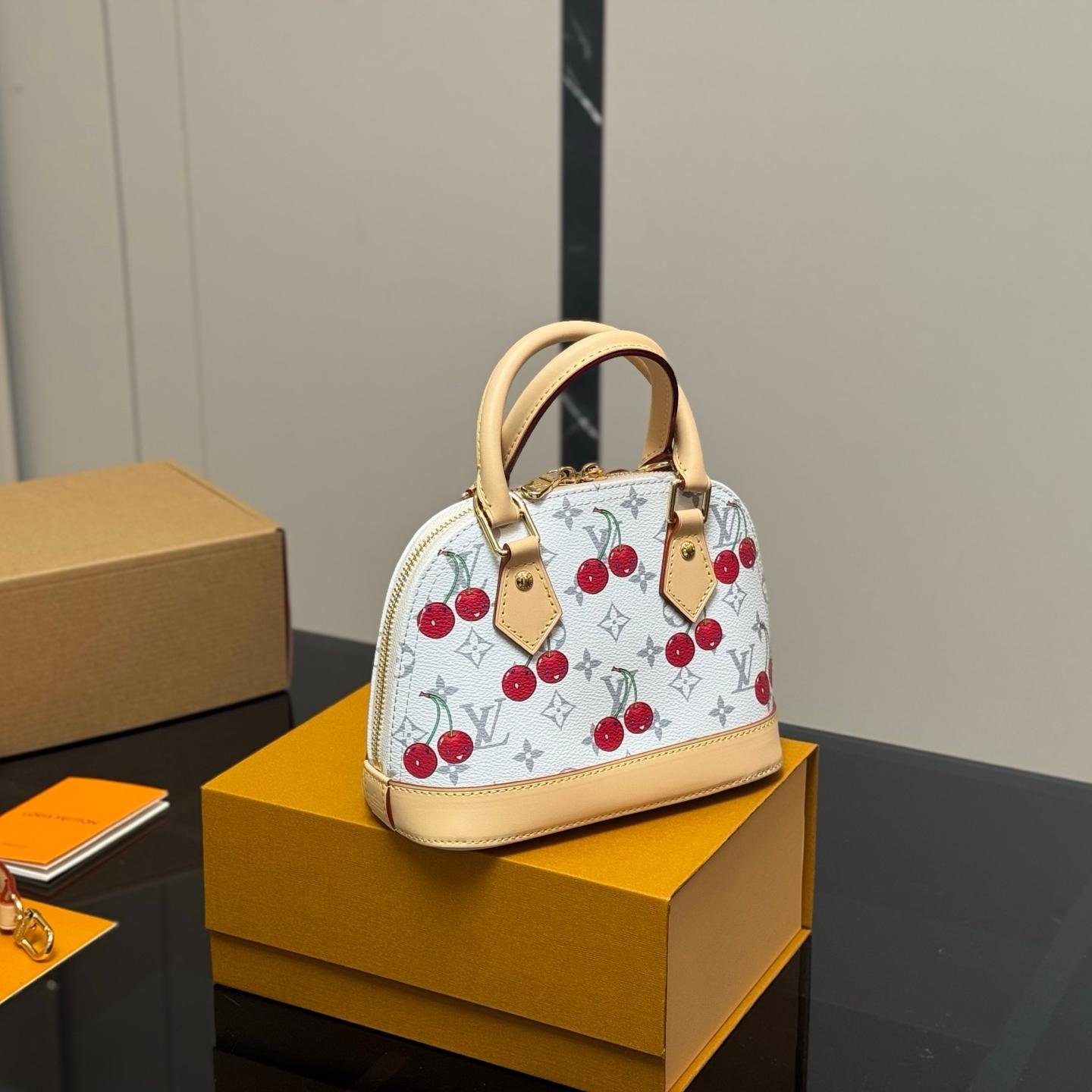 LV Alma Cherry Monogram Leather Handbag – 25cm Shell Bag - 图片 8