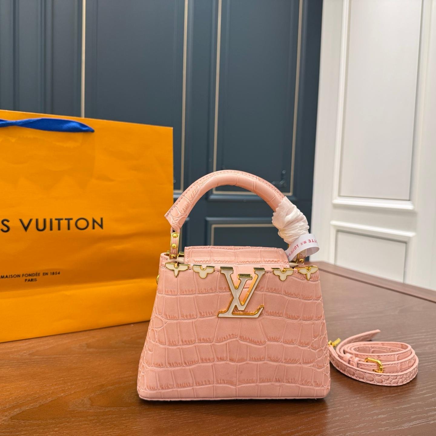LV Capucines Mini Bag – Crocodile-Pattern Leather with Gold Hardware 20CM - 图片 3