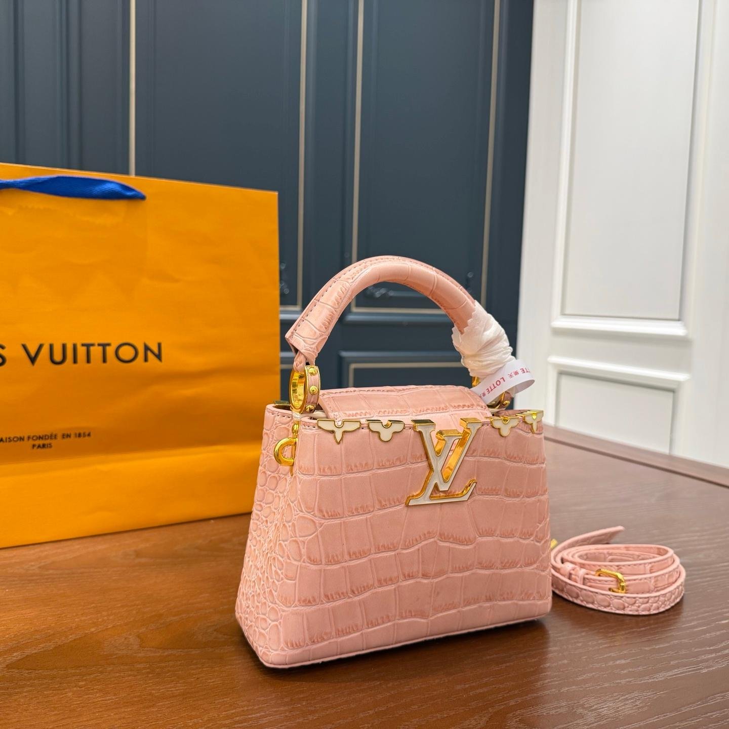 LV Capucines Mini Bag – Crocodile-Pattern Leather with Gold Hardware 20CM - 图片 6