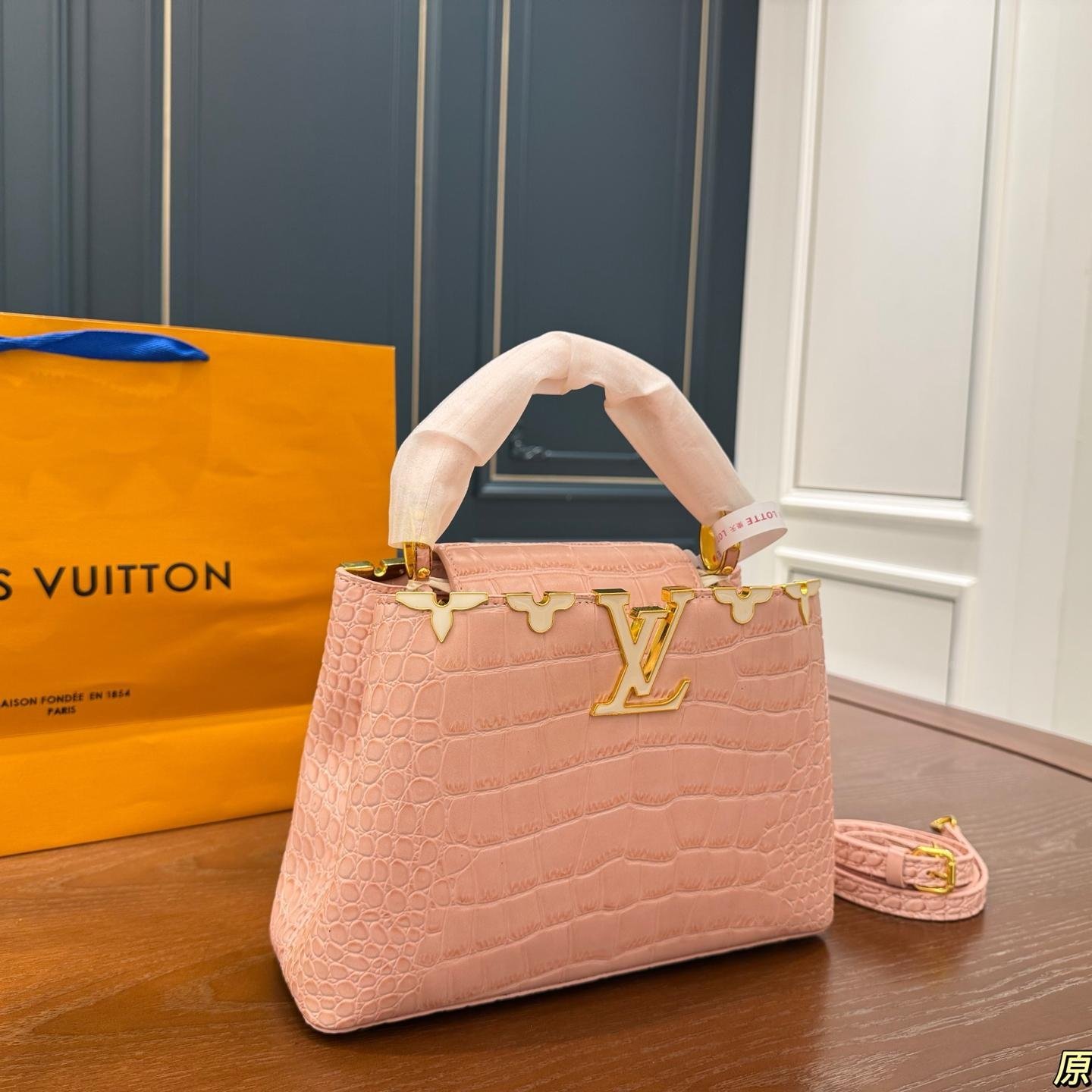 LV Capucines Large Bag – Crocodile-Pattern Leather with Gold LV Logo 28CM - 图片 2