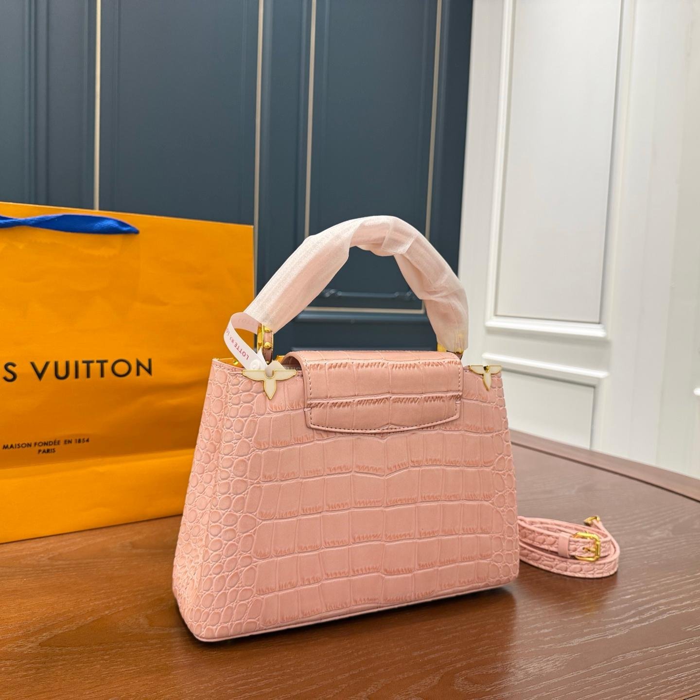 LV Capucines Large Bag – Crocodile-Pattern Leather with Gold LV Logo 28CM - 图片 3