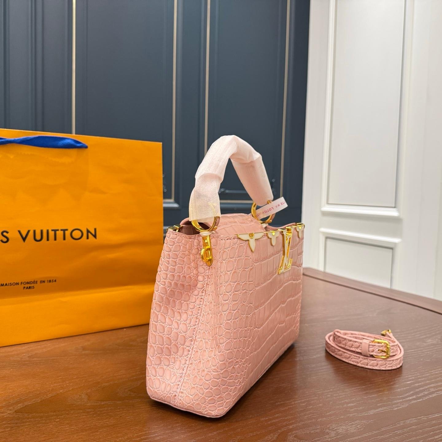 LV Capucines Large Bag – Crocodile-Pattern Leather with Gold LV Logo 28CM - 图片 4