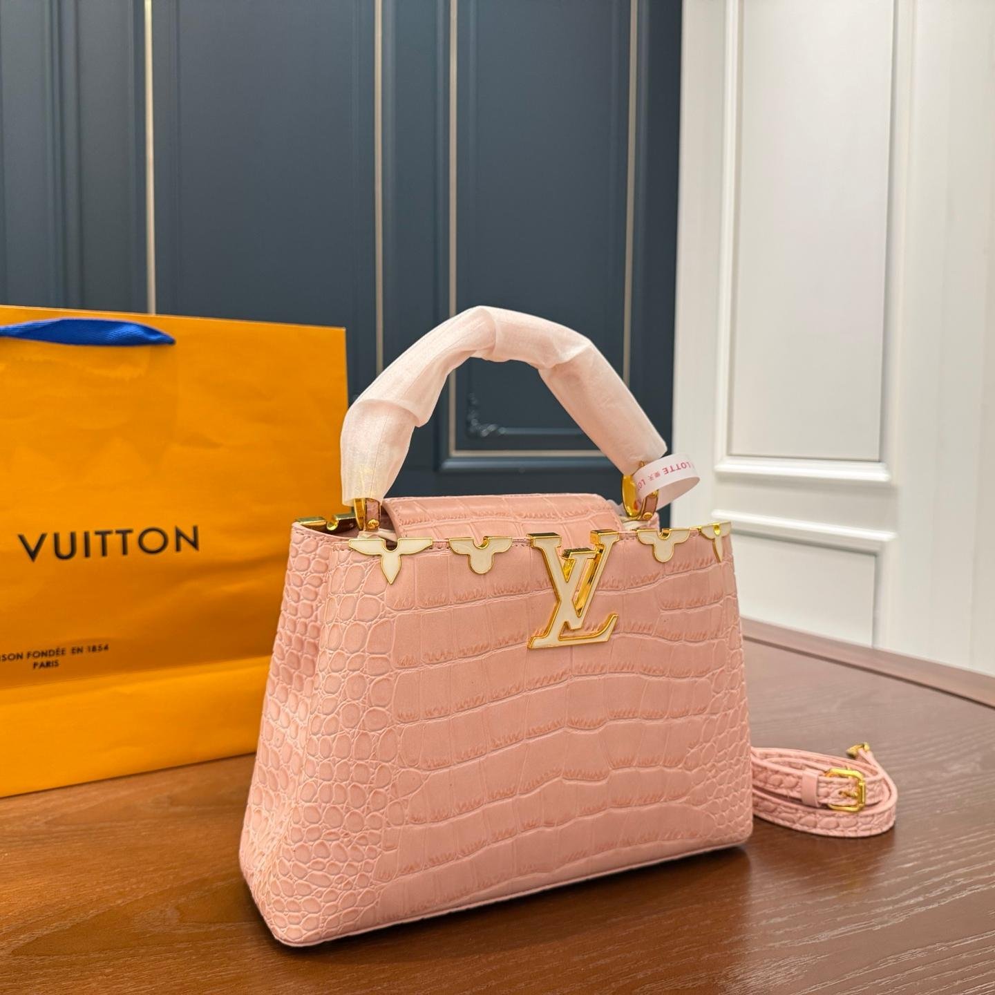 LV Capucines Large Bag – Crocodile-Pattern Leather with Gold LV Logo 28CM - 图片 5