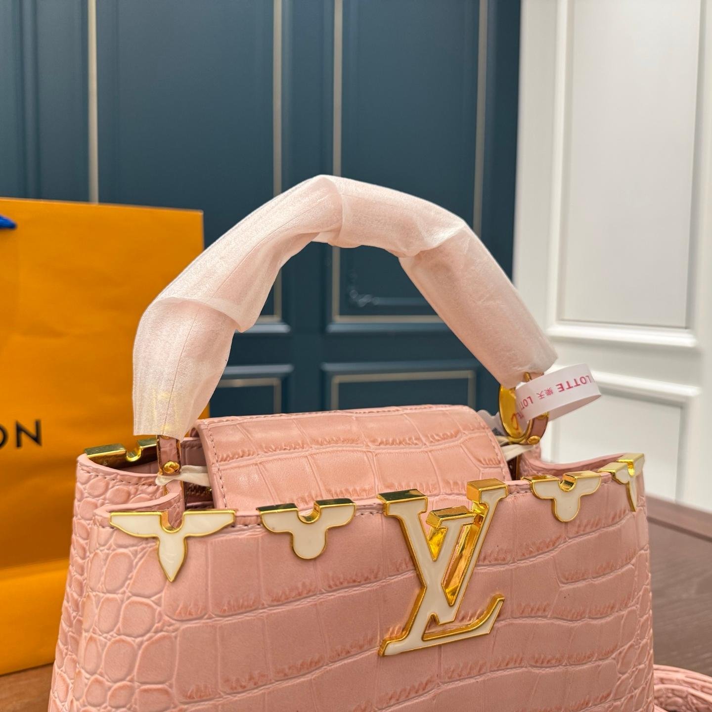 LV Capucines Large Bag – Crocodile-Pattern Leather with Gold LV Logo 28CM - 图片 6