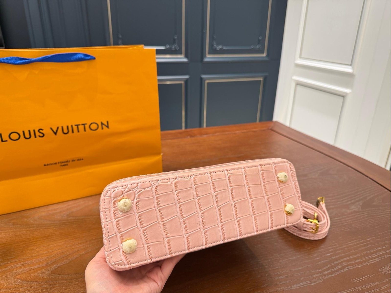 LV Capucines Large Bag – Crocodile-Pattern Leather with Gold LV Logo 28CM - 图片 7