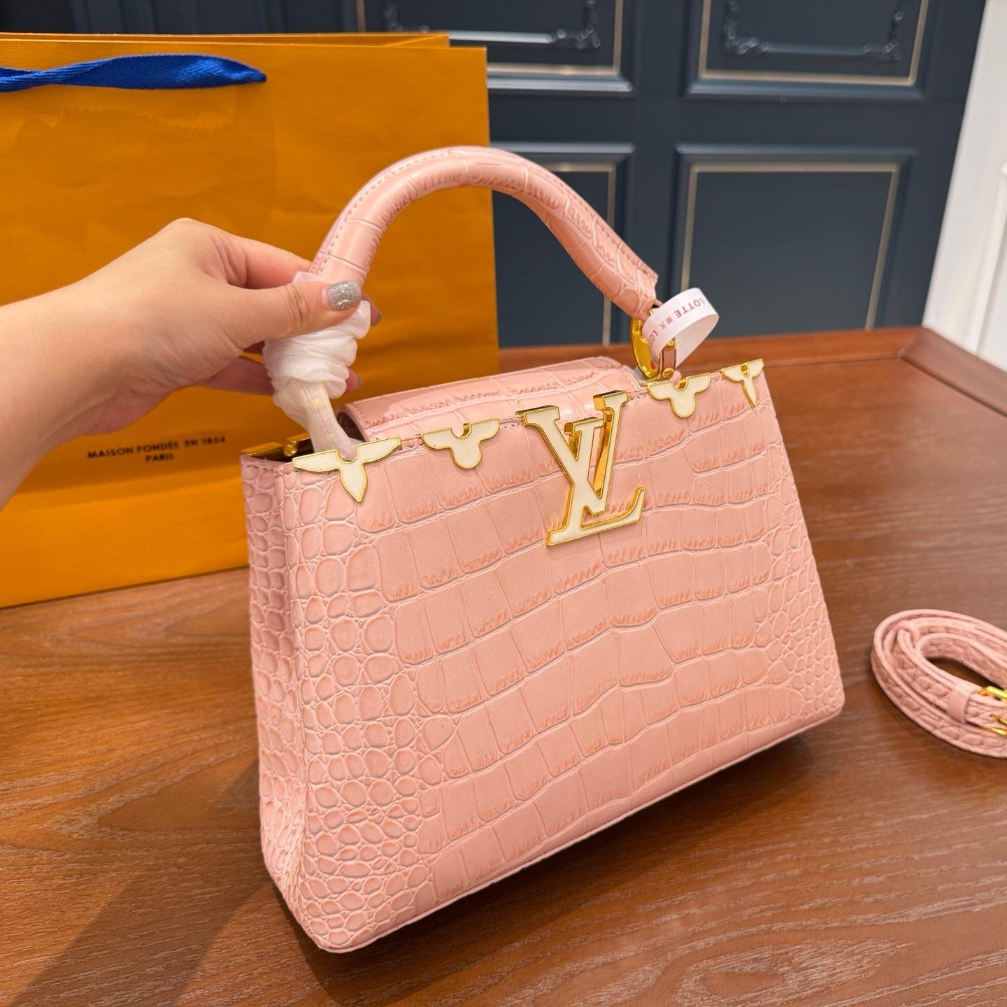 LV Capucines Large Bag – Crocodile-Pattern Leather with Gold LV Logo 28CM - 图片 8