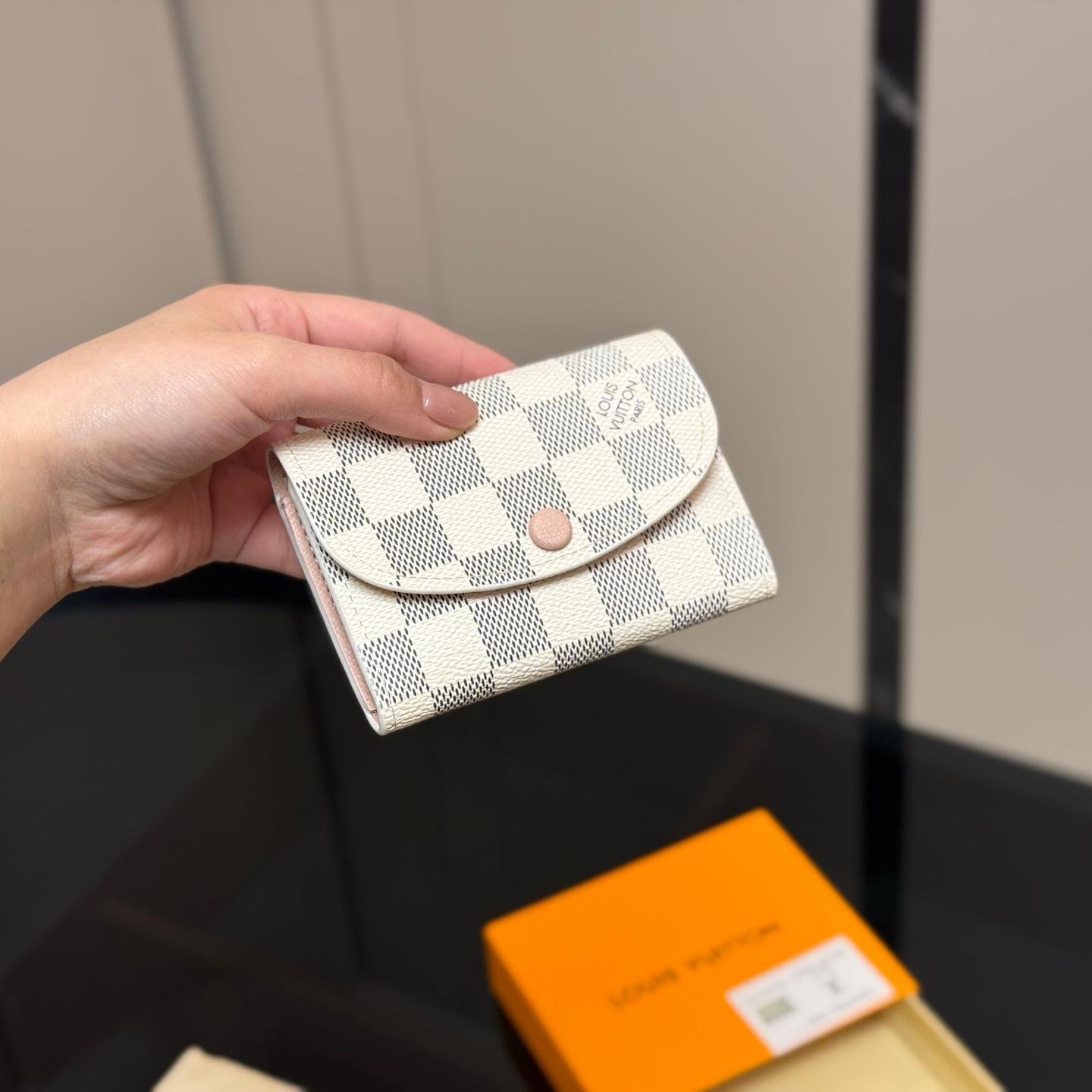 LV Compact Wallet in Damier Canvas – Iconic Checkered Mini Purse 10CM - 图片 2